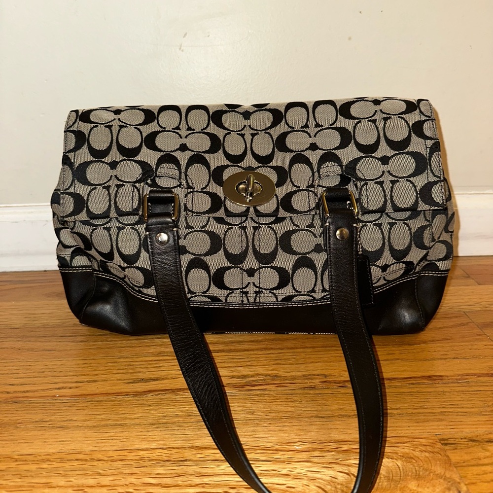 Coach Hamptons Signature Shoulder Bag